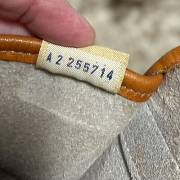 Elegant Cream and Tan Leather Shoulder Bag - Picture 9 of 9